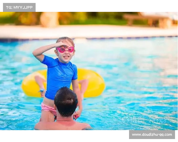 游泳成家庭周末活动，地方赛观众席现亲子装