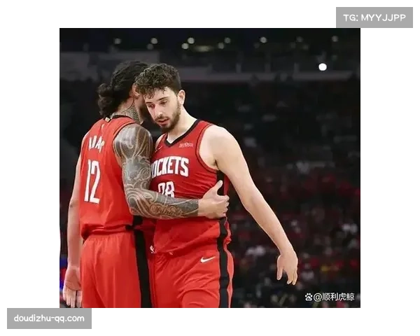 亚当斯场边指导申京，火箭替补席互动暖心